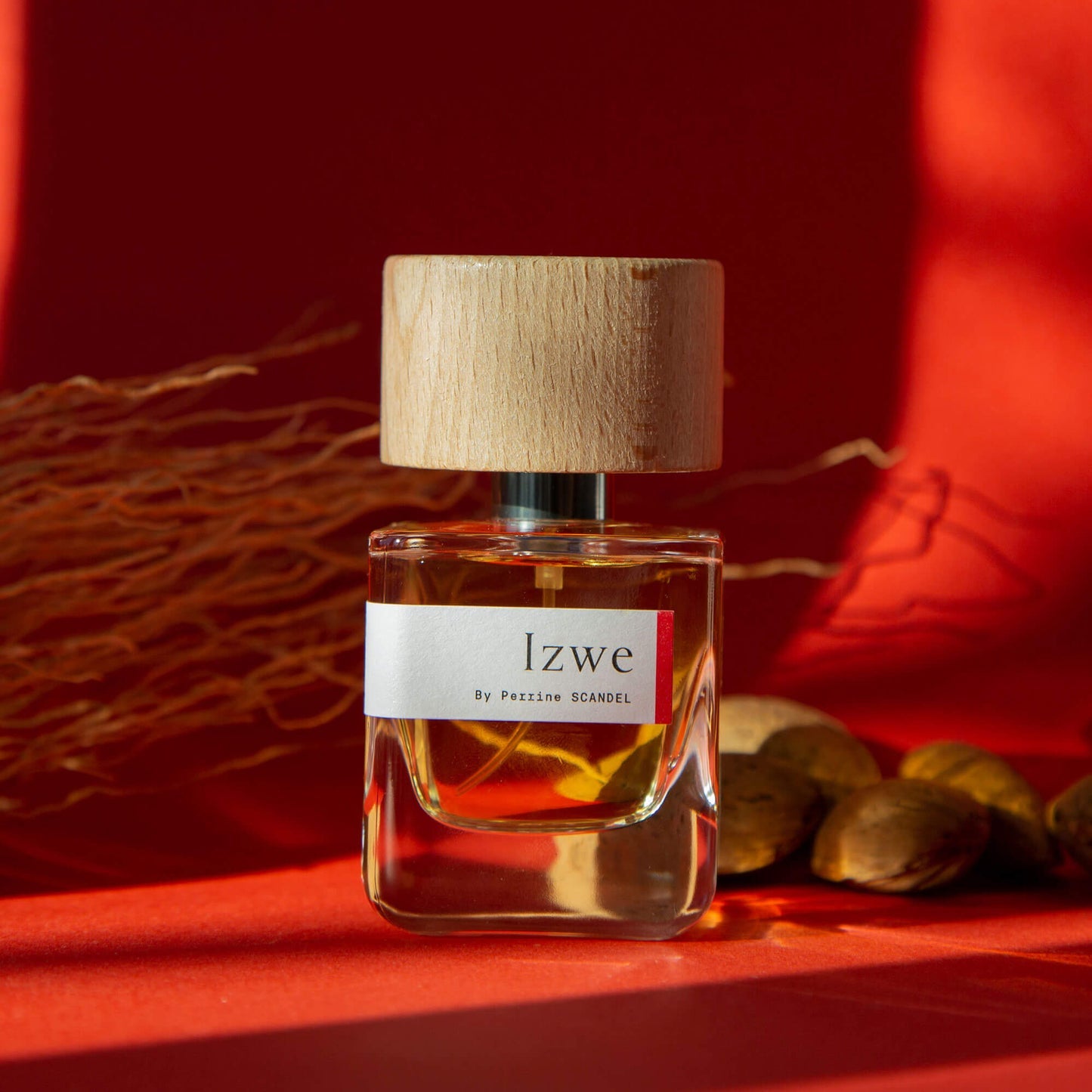 Izwe by Parfumeurs du Monde natural perfume bottle